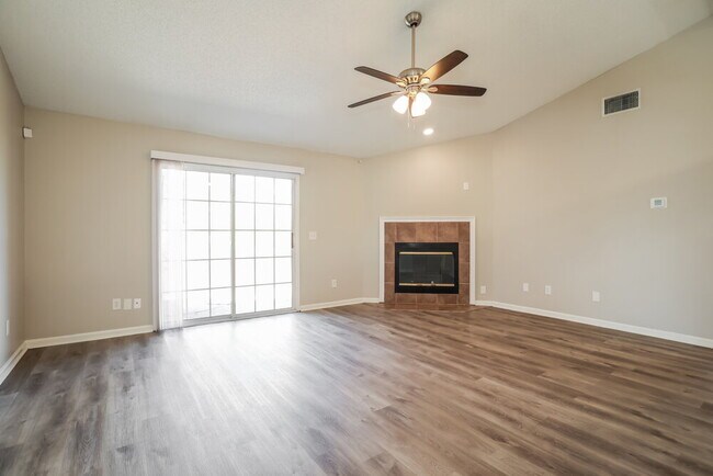 Foto del edificio - 7770 Collins Ridge Blvd