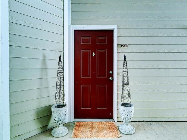 Foto del edificio - 708 Spring Heights Ln