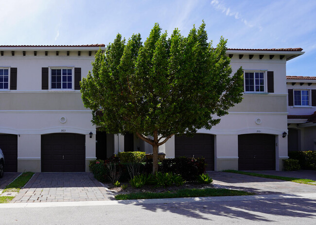 Building Photo - 363 SE 1st Dr
