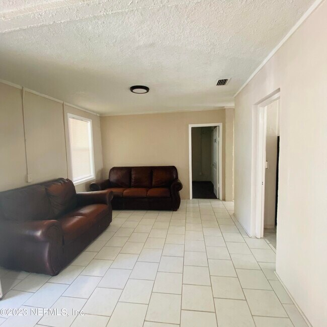 Foto del edificio - 1632 W 11th St