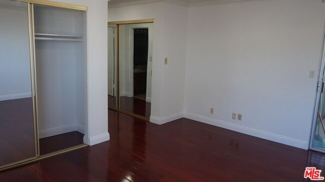 Building Photo - 137 S Palm Dr