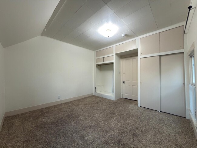 Foto del edificio - 320 E Indiana Ave