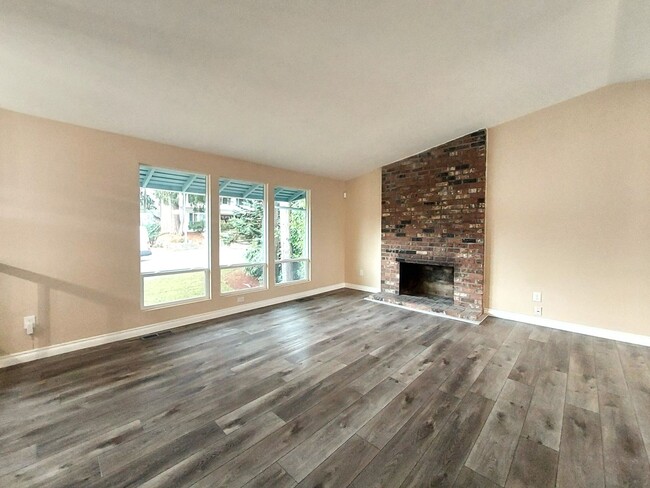 Foto del edificio - Lovely Split-Level Home in Federal Way - S...