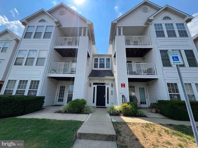 Foto del edificio - Gorgeous light filled 2 bedroom 2 bath con...