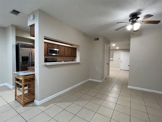Foto del edificio - 2130 Greenbriar Colony Dr