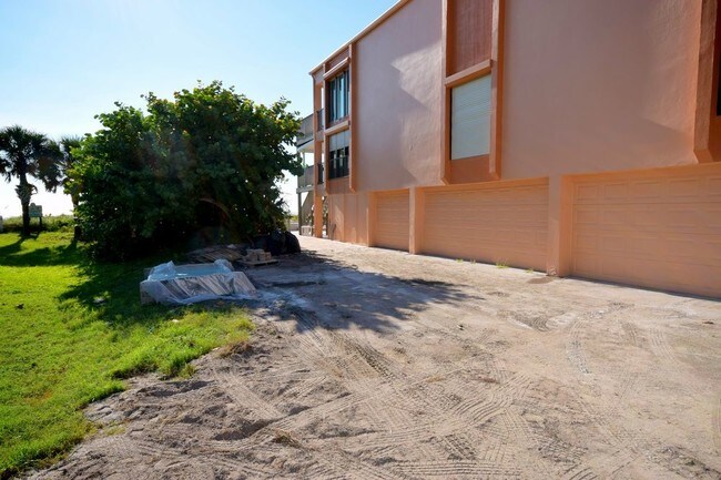 Building Photo - Furnished Vacation Rental Beach Front Condo