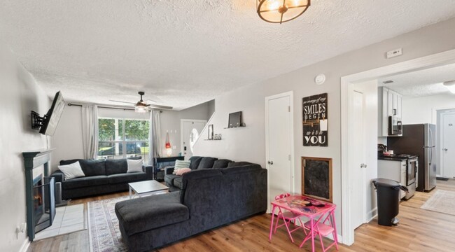 Foto del edificio - New to the market! 3/2 Home in Richmond Hi...
