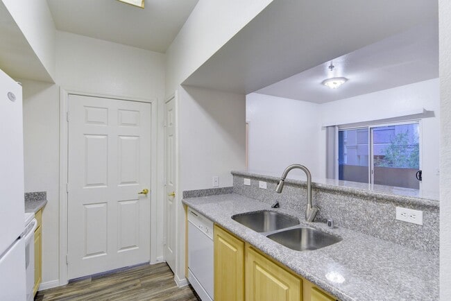 Foto del edificio - 6955 N Durango Dr