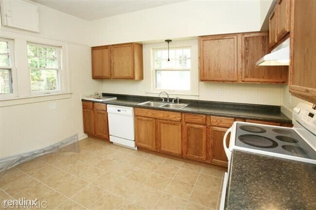 Building Photo - 3 br, 1.5 bath House - 747 Stuart Ave