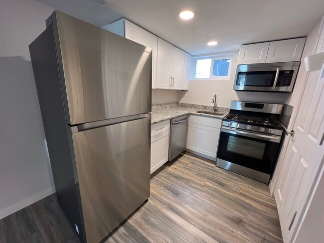 Building Photo - Garden-level 2 bed, 1 bath Half-Duplex in ...