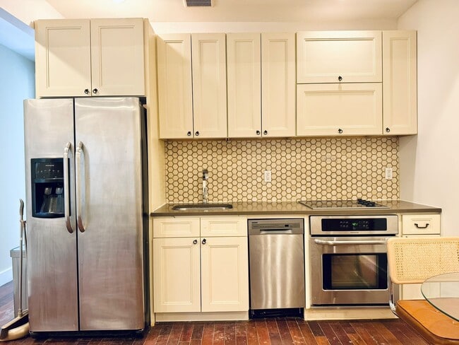 Building Photo - Furnished room/NOT APARTMENT