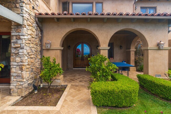 Foto del edificio - Gorgeous 5 Bedroom Home with sweeping views and pool