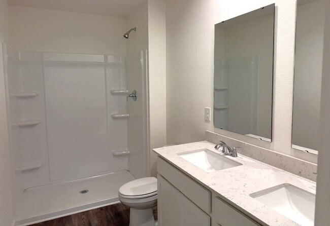 Building Photo - 552 Brookside Dr