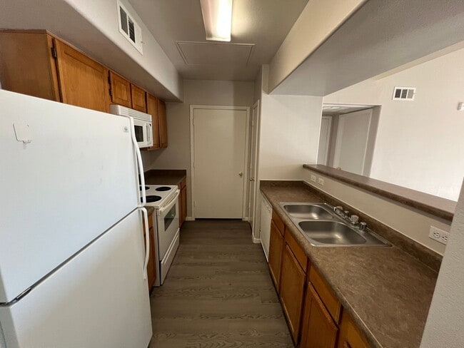 Building Photo - Tuscano Community 1 bedroom condo