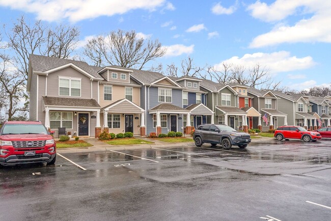 Building Photo - 2 Bedroom Condo For Rent With Community Swimming Pool!