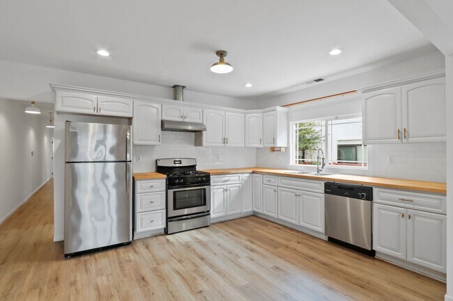 Building Photo - Beautiful and Spacious 3 Bedroom Apartment Home in Boyle Heights