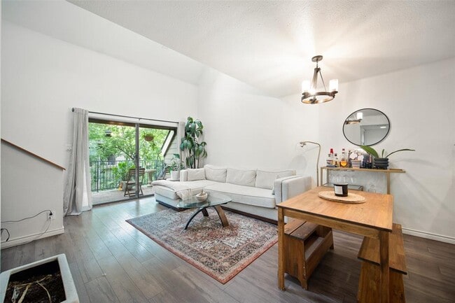 Foto del edificio - 1135 Barton Hills Dr