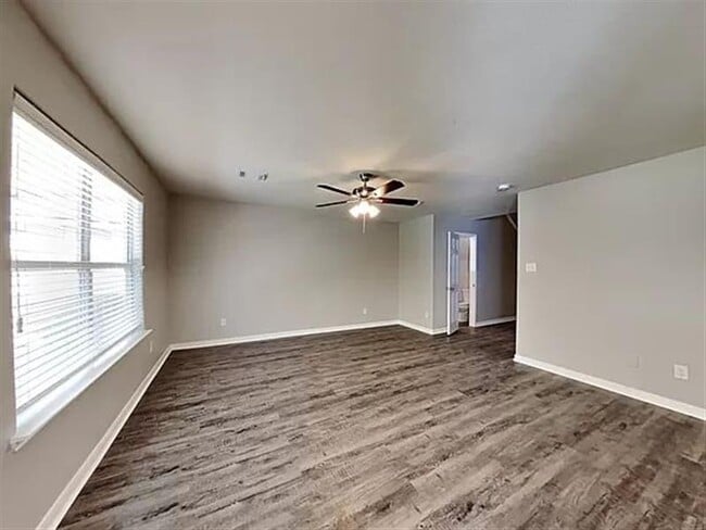 Building Photo - LLANO APPT