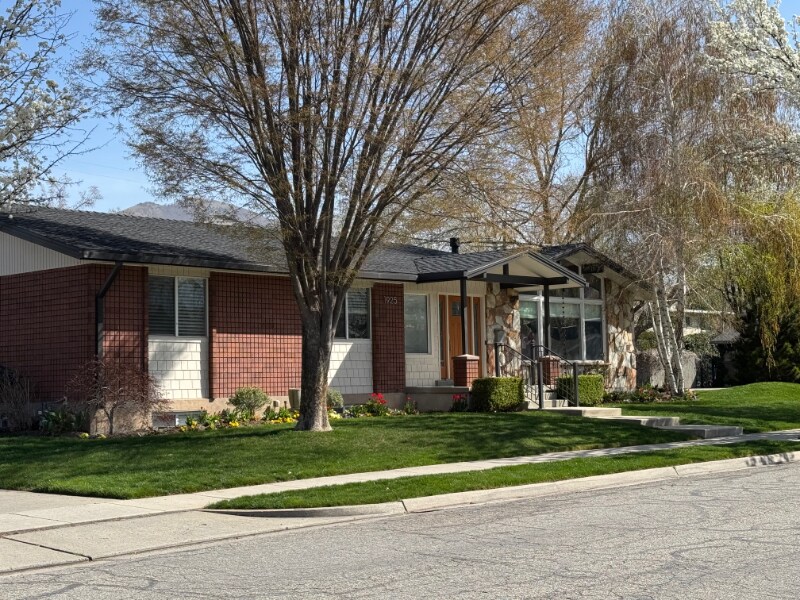 Foto principal - 1925 Logan Ave S