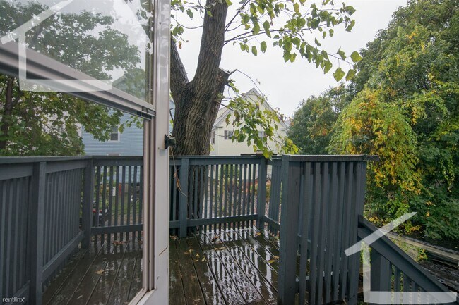 Foto del edificio - 2 br, 1 bath Duplex - 24 Shepard St 2
