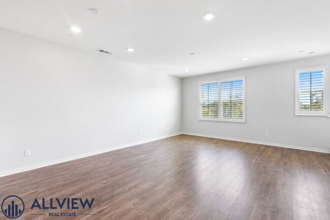 Foto del edificio - Modern Tri-Level Townhome with Office, 2-Car Garage & Prime Anaheim Location!
