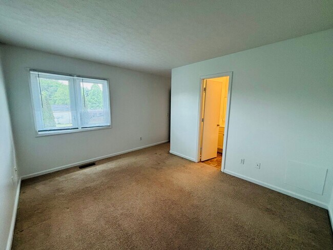 Building Photo - 1152DM - 1425/1427 Sandy Circle- M