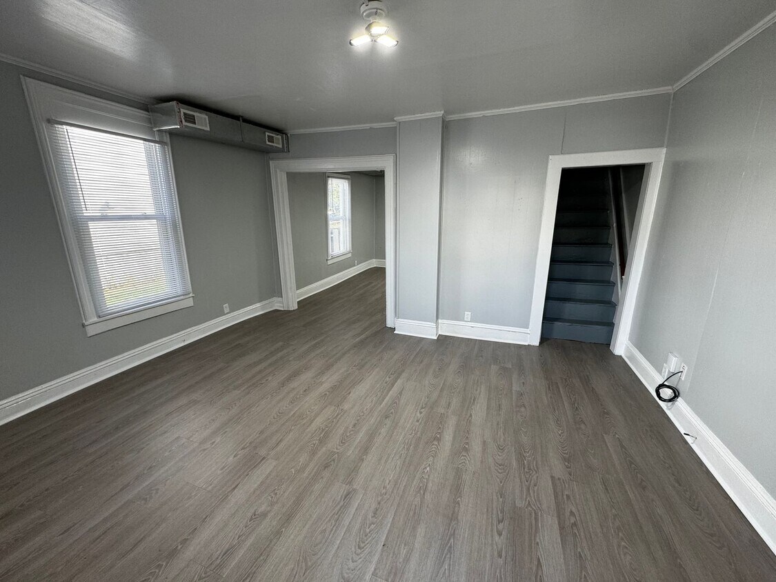 Primary Photo - 2 bedroom house with garage!