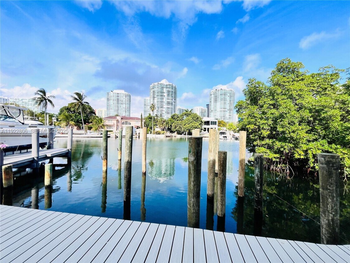 Primary Photo - 253 Poinciana Island Dr