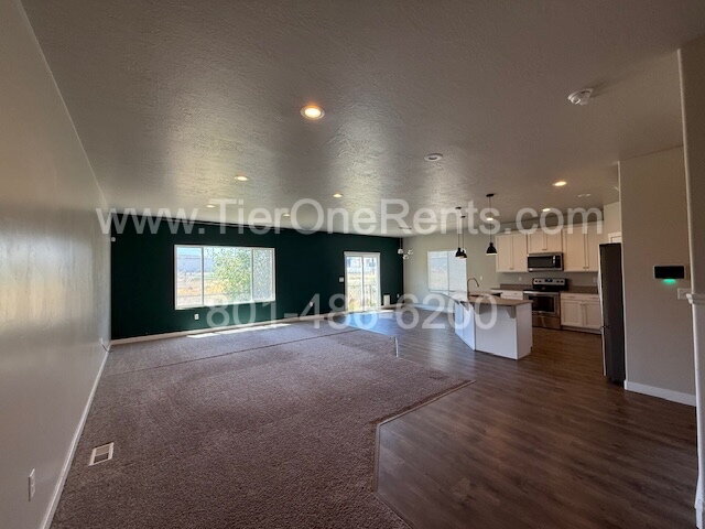 Building Photo - NO deposit option available for qualified ...