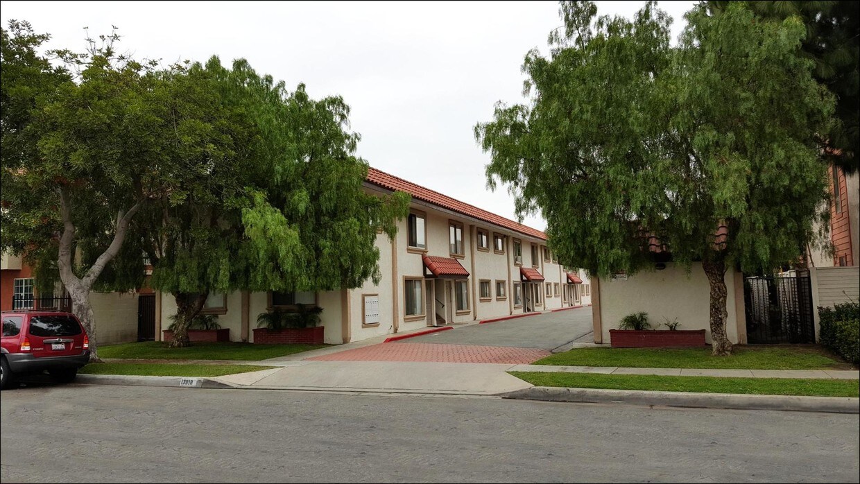 13818 Arthur Ave, Paramount, CA 90723 Apartments in Paramount, CA