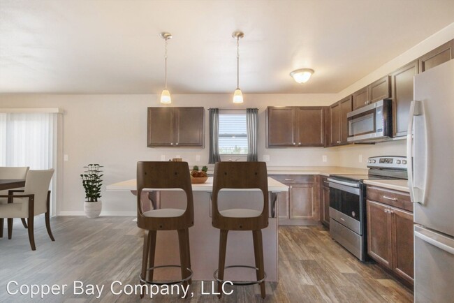 Building Photo - 4 br, 2.5 bath House - 5365 Eagle Glen Ave...