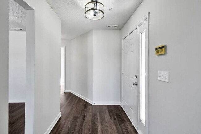 Foto del edificio - RENT SPECIAL! Freshly Painted! New Luxury ...