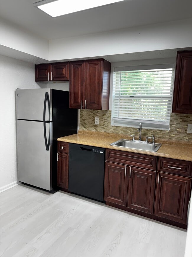 Foto del edificio - 1702 Barton Ct