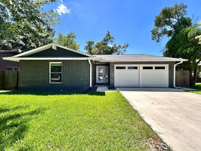 Building Photo - Inviting 3/BR 2/BA Home with Spacious Layo...