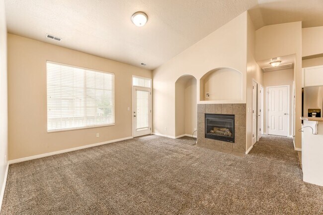 Building Photo - Beautiful Townhouse in Great Location!
