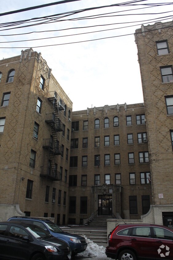 Foto del edificio - 2120 Tiebout Ave