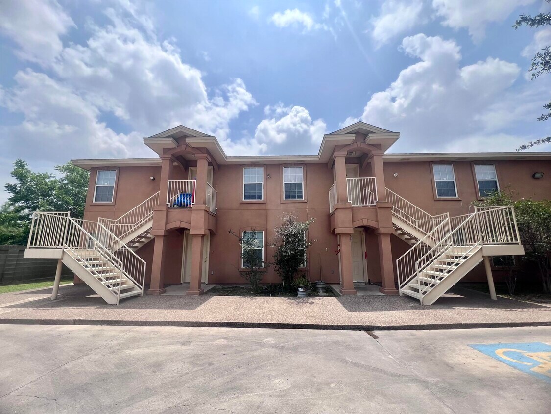 Primary Photo - 419 W Eistetter St
