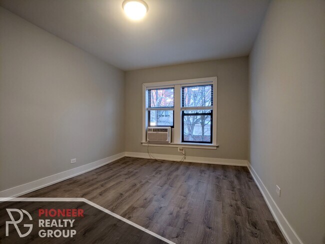 Foto del edificio - 713 W Brompton Ave