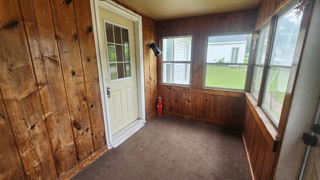 Building Photo - 2 Bedroom, 1 Bathroom with Laundry & Off Street Parking - Available August 1st!