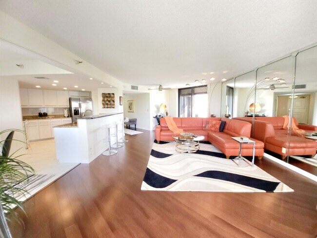 Foto del edificio - 5950 Pelican Bay Plaza S