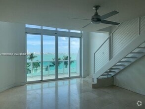 Building Photo - 2000 Bay Dr