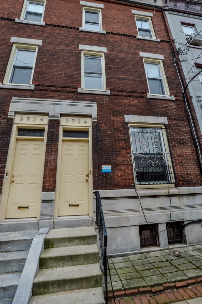 Building Photo - 3934 Pine St.