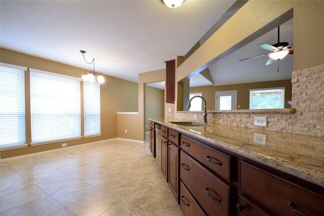 Foto del edificio - 2215 Friarwood Trail