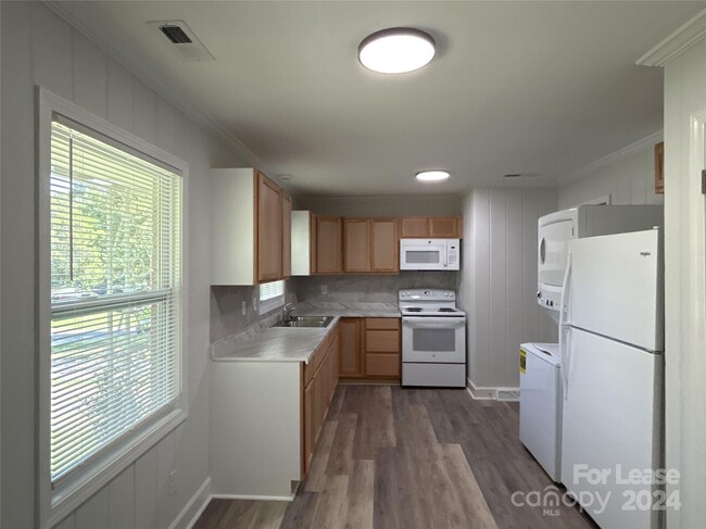 Building Photo - 7430 Briardale Dr