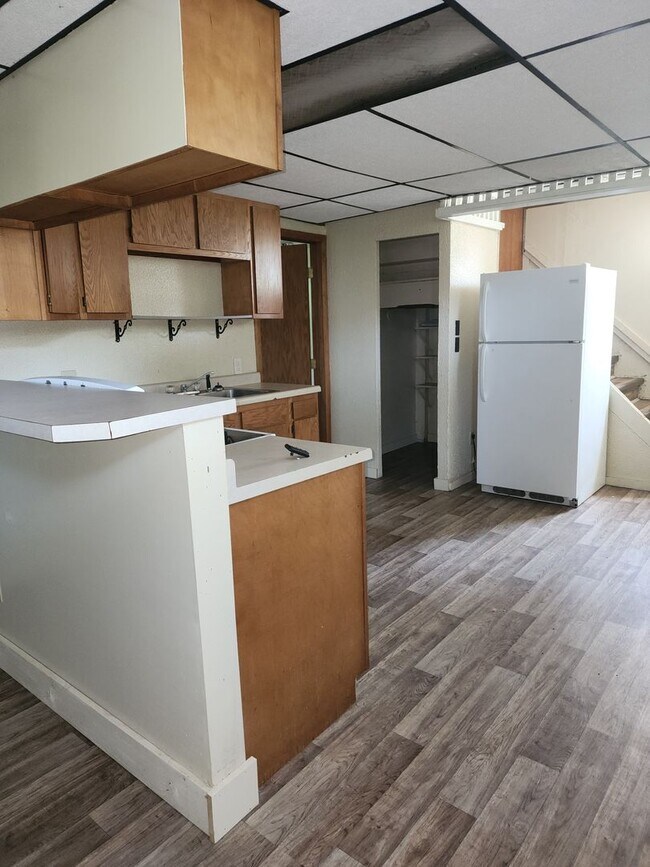 304 S Wisconsin St Unit Basement Apartment, Mitchell, SD 57301 Room