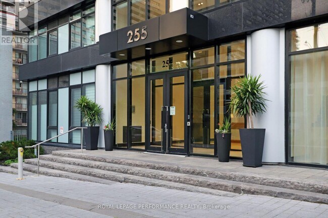 Photo du bâtiment - 255-1255 Bay St
