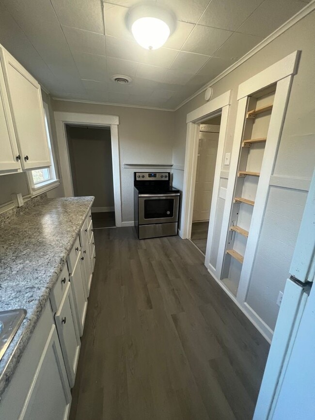 Building Photo - Newly renovated units and common areas!