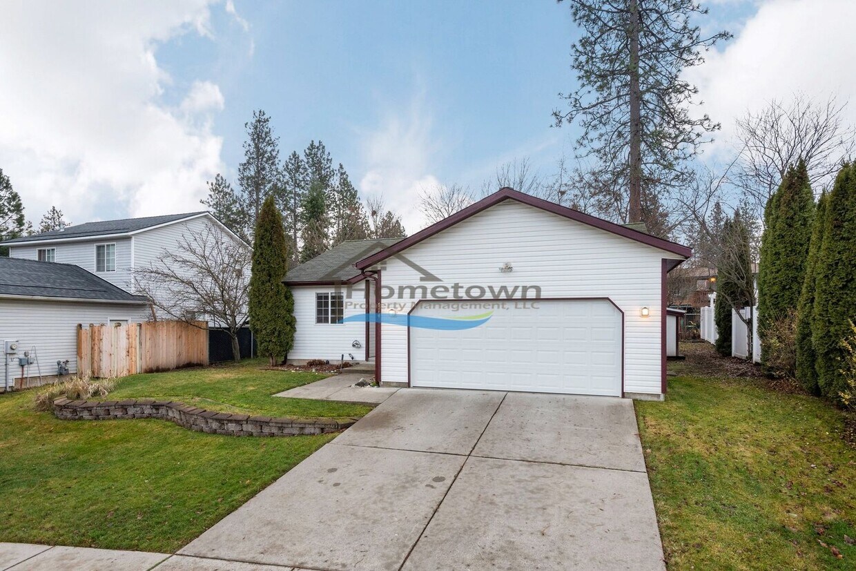 Foto principal - 3 Bedroom 2 Bath Home with Attached 2-Car ...