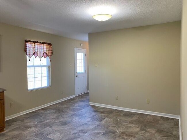 Building Photo - 179 Hunt Hollow Dr
