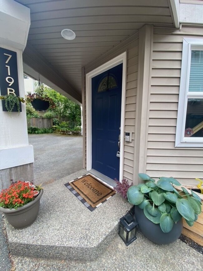 Foto del edificio - Greenwood Townhome 2Beds 1.5 Bath- $3,200